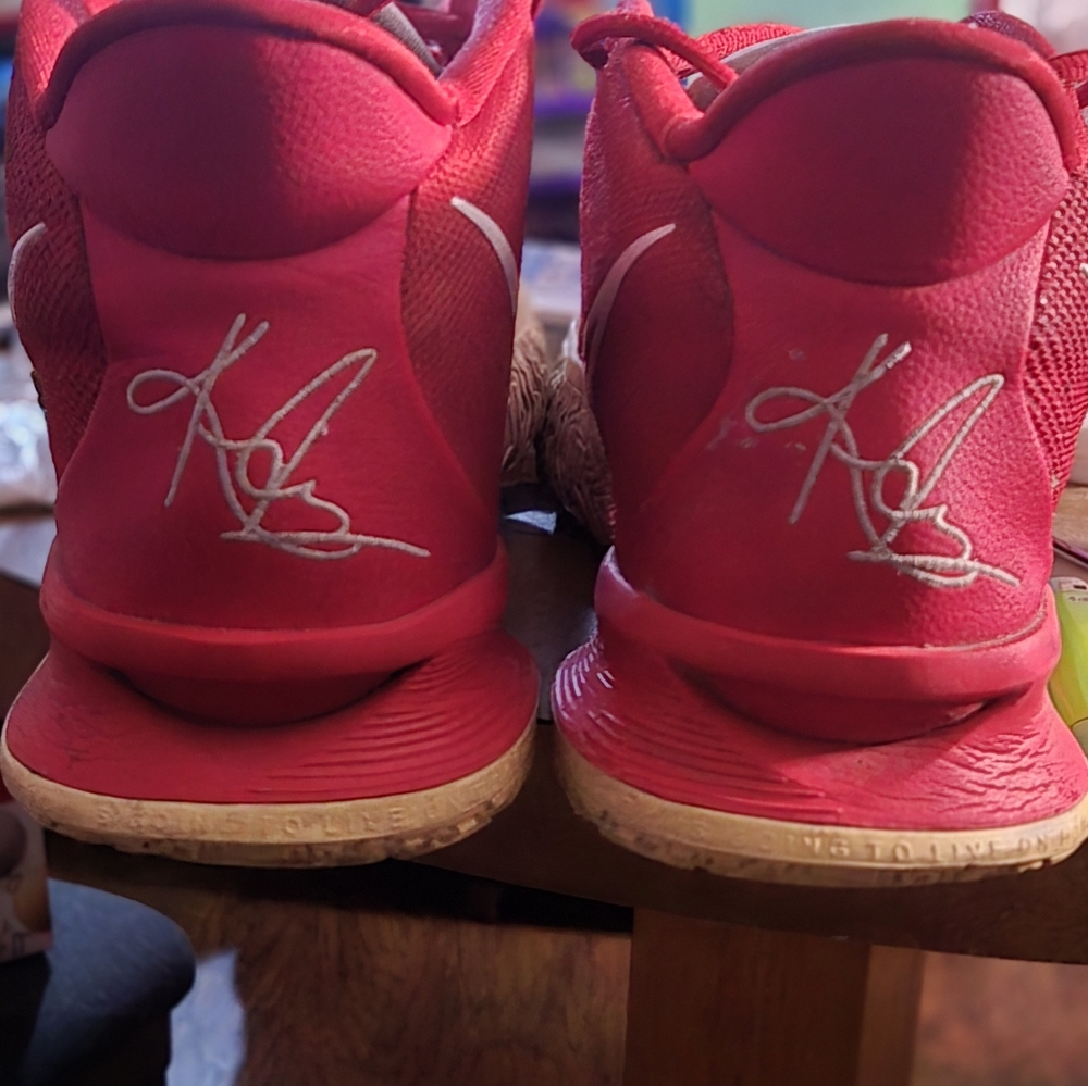 Kyrie Ivring Signed 7 TB Univsrsity Red Size 11.5 Basketball Shoes